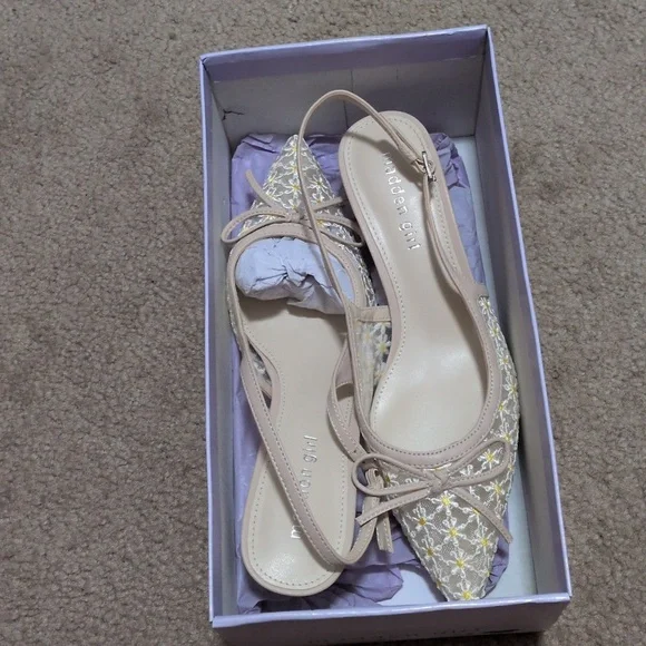 Adorable Vogue Daisy Mesh Kitten Heels - Picture 6 of 6